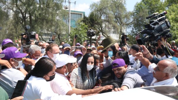 Emiten alerta migratoria para Sandra Cuevas