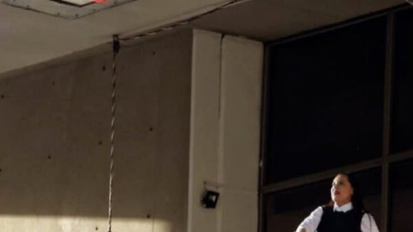 Sandra Cuevas impide protesta lanzando pelotas con billetes de 500