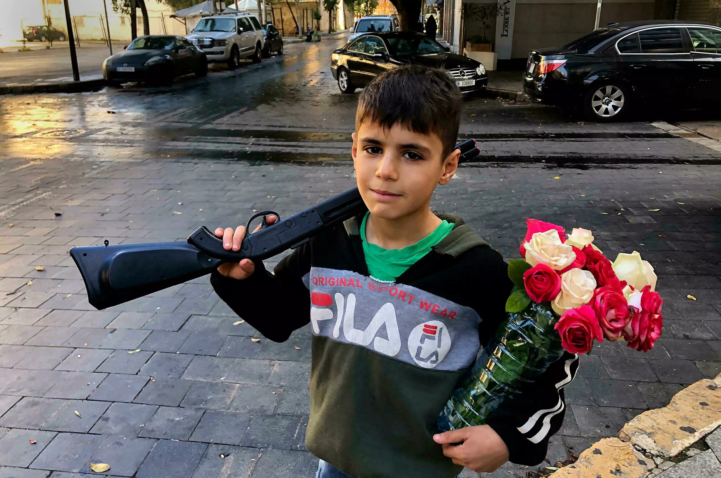 Los niños sirios no conocen otra realidad que la guerra desatada por un gobierno tirano, pero también intensificada por los apoyos de las grandes potencias, Rusia, China, Estados Unidos, Francia, Reino Unido, a quienes solo les interesa el negocio.