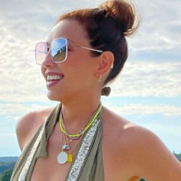 Thalía presume sus dolorosas quemaduras tras broncearse