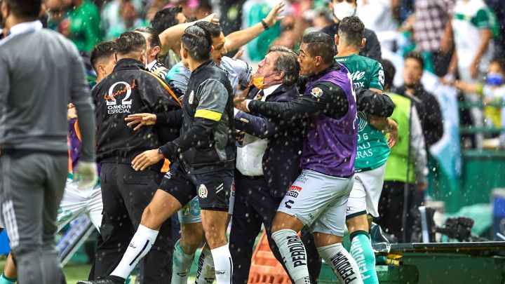 Amante del "chipote con sangre" Miguel "El Piojo" Herrera ha participado desde su etapa de jugador en múltiples riñas futboleras.