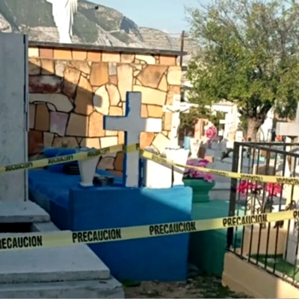 Sujeto aprovecha tumba abierta para asesinar y tirar allí a su novia