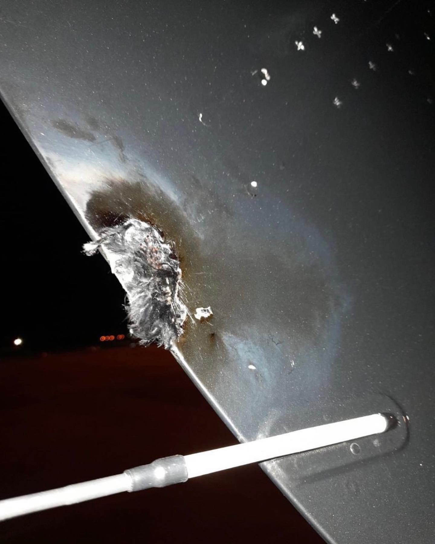 VIDEO: Avión donde viajaba Miley Cyrus es alcanzado por un rayo