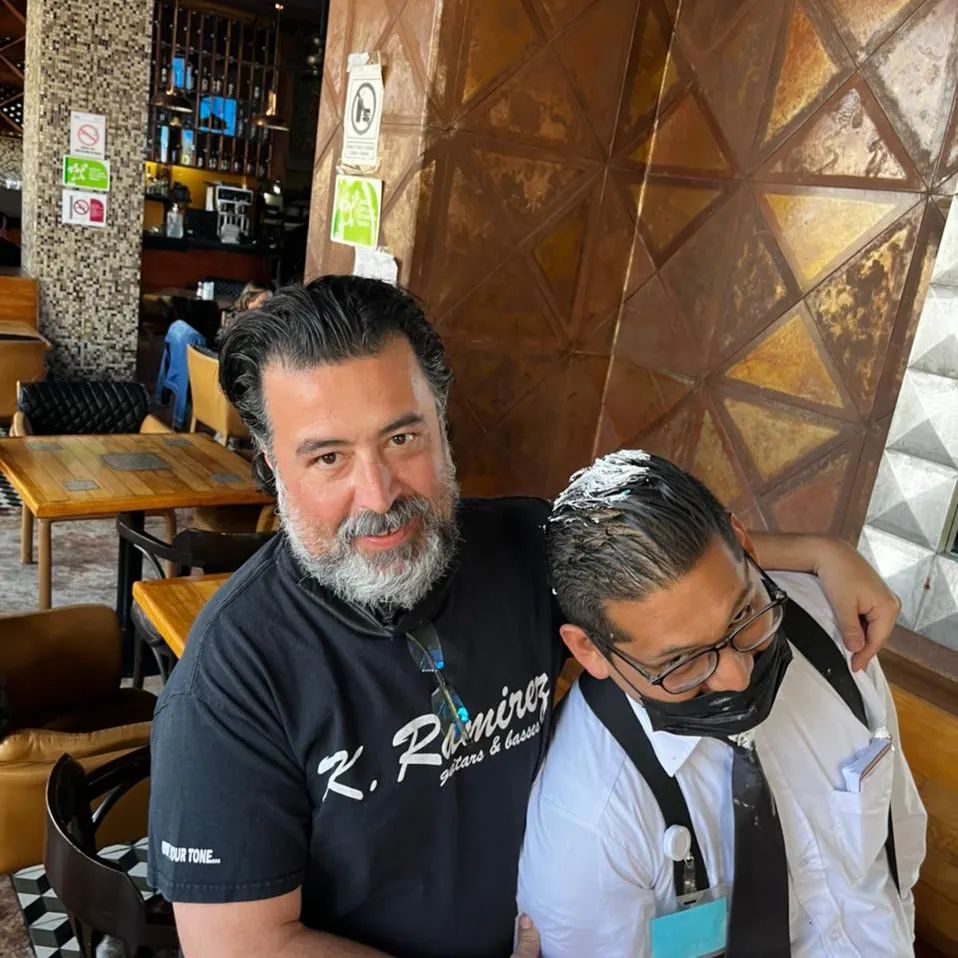 VIDEO: Critican a integrante de Molotov por dar pastelazo a un mesero