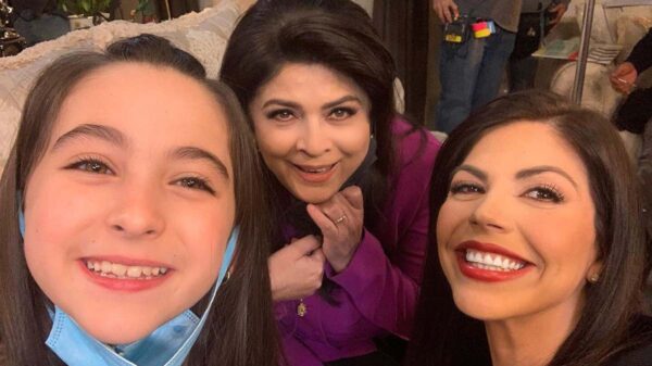 Victoria Ruffo se pone a bailar con un bolillo en la mano en TikTok