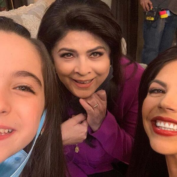 Victoria Ruffo se pone a bailar con un bolillo en la mano en TikTok