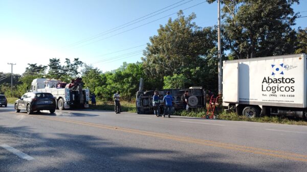 Aparatosa volcadura de camión de carga en el libramiento de Cancún.