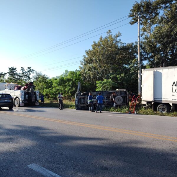 Aparatosa volcadura de camión de carga en el libramiento de Cancún.