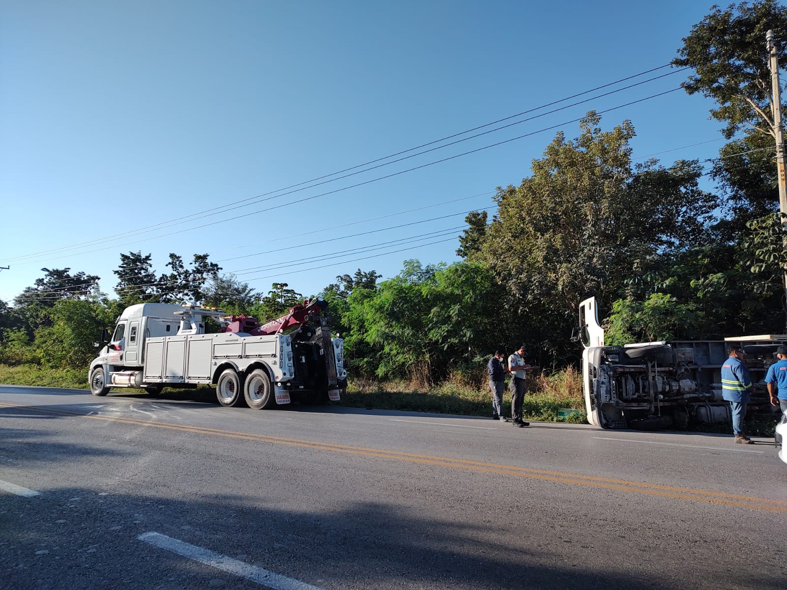 Aparatosa volcadura de camión de carga en el libramiento de Cancún; afortunadamente no se registraron personas lesionadas.