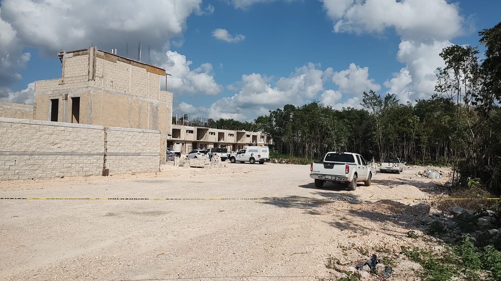 Buscan restos humanos en construcción del Polígono Sur (VIDEO); las tareas son apoyadas por binomios caninos.