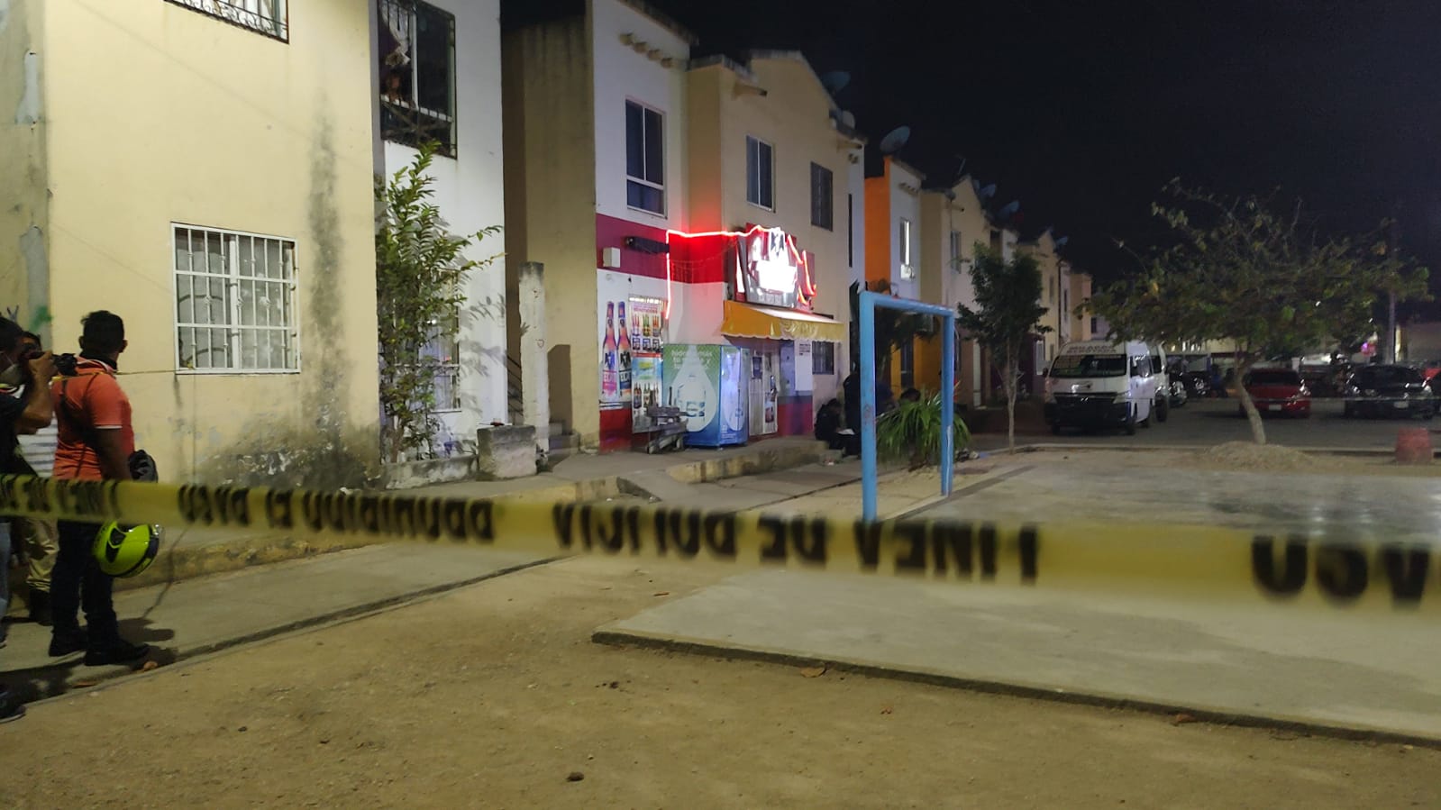 Identifican a sujeto ejecutado en Villas Otoch Paraíso; la víctima recibió dos impacto de bala a manos de sicarios en una motocicleta.