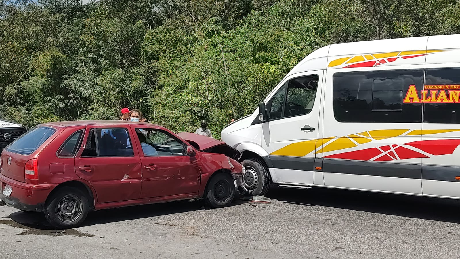 Otra unidad de Turismo Alianza involucrada en un accidente (VIDEO); conductora de un Pointer choca y sale proyectada contra una van.