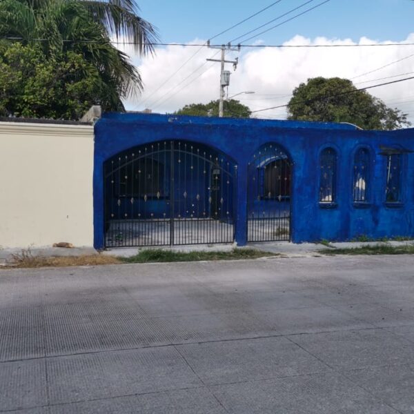 Balean una vivienda en la Región 234 de Cancún.