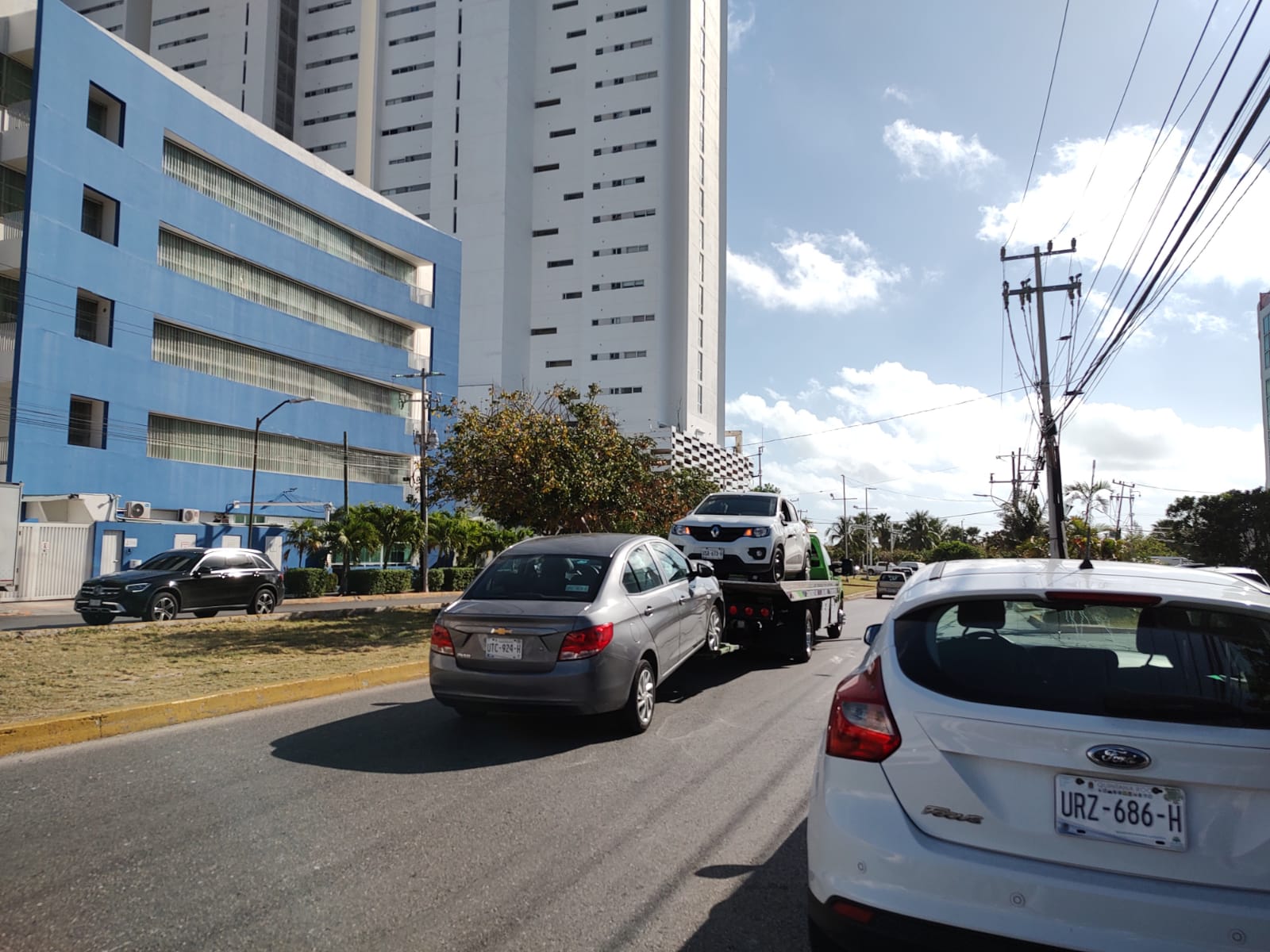 Aparatoso choque y volcadura en la avenida Nichupté; conductor intentó dar una vuelta en “u” cuando fue impactado por un auto compacto.