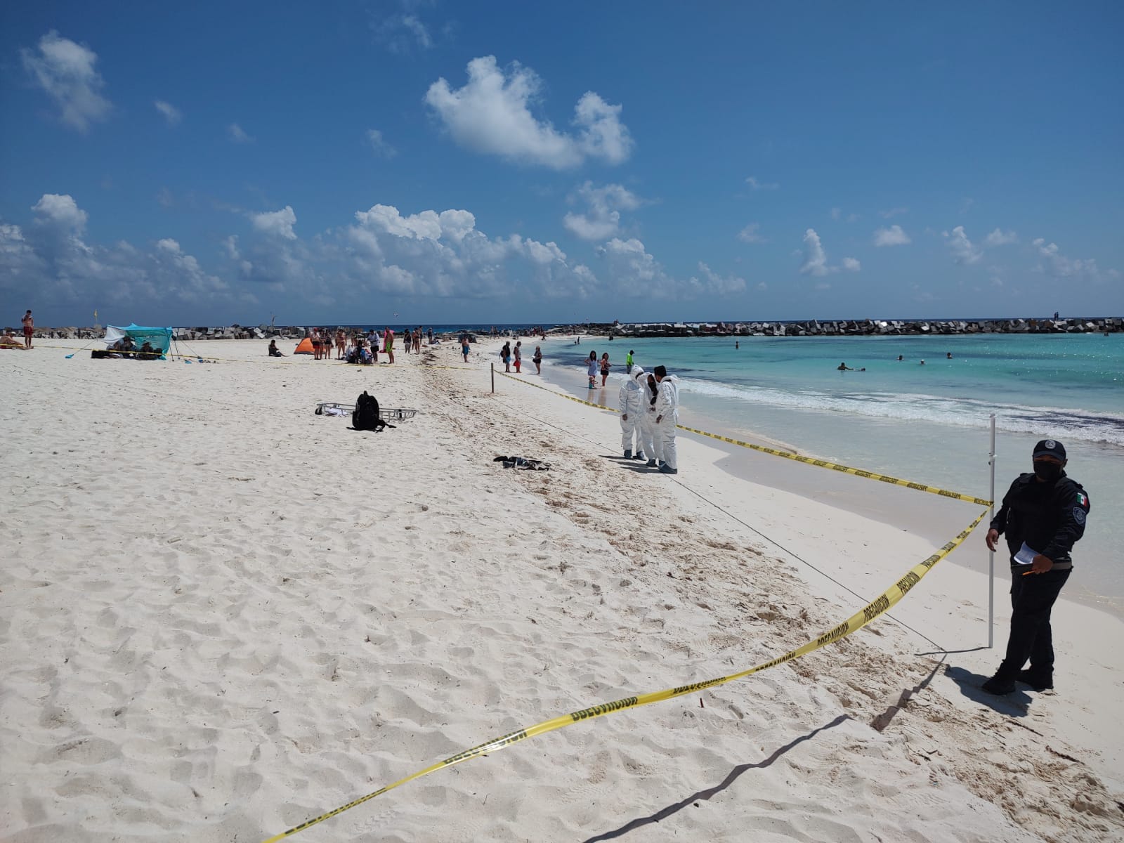 Hallan restos humanos en la playa Gaviota Azul de la Zona Hotelera de Cancún (VIDEO); turistas descubrieron una espina dorsal, una pelvis y un fémur.