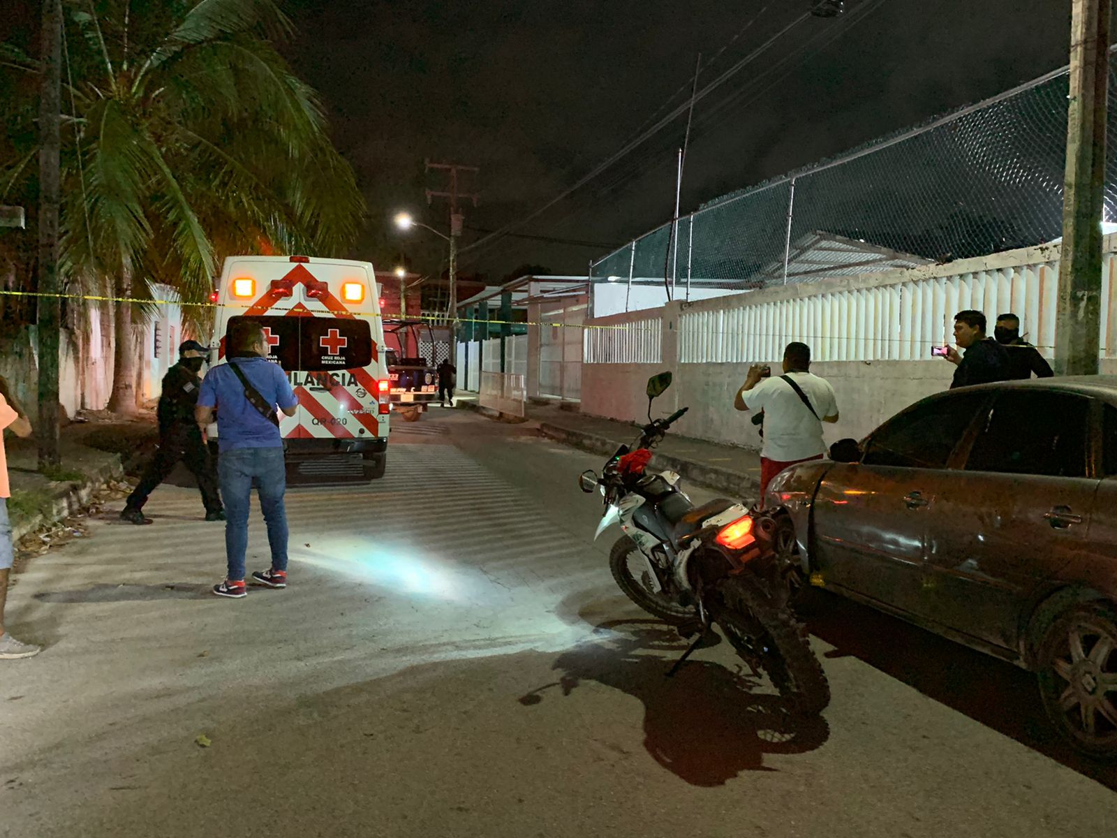 Sicarios tocan a su puerta para ejecutarlo en la Región 237 de Cancún; un joven recibió varios impactos a manos de sicarios que escaparon.
