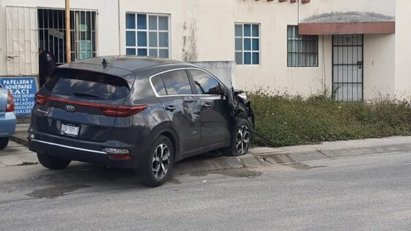 Roban camioneta en la Yaxchilán y terminan chocando en Villas del Mar II.