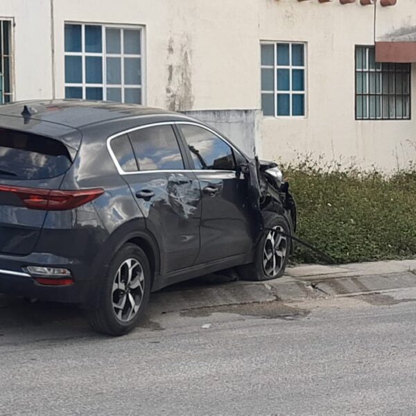 Roban camioneta en la Yaxchilán y terminan chocando en Villas del Mar II.