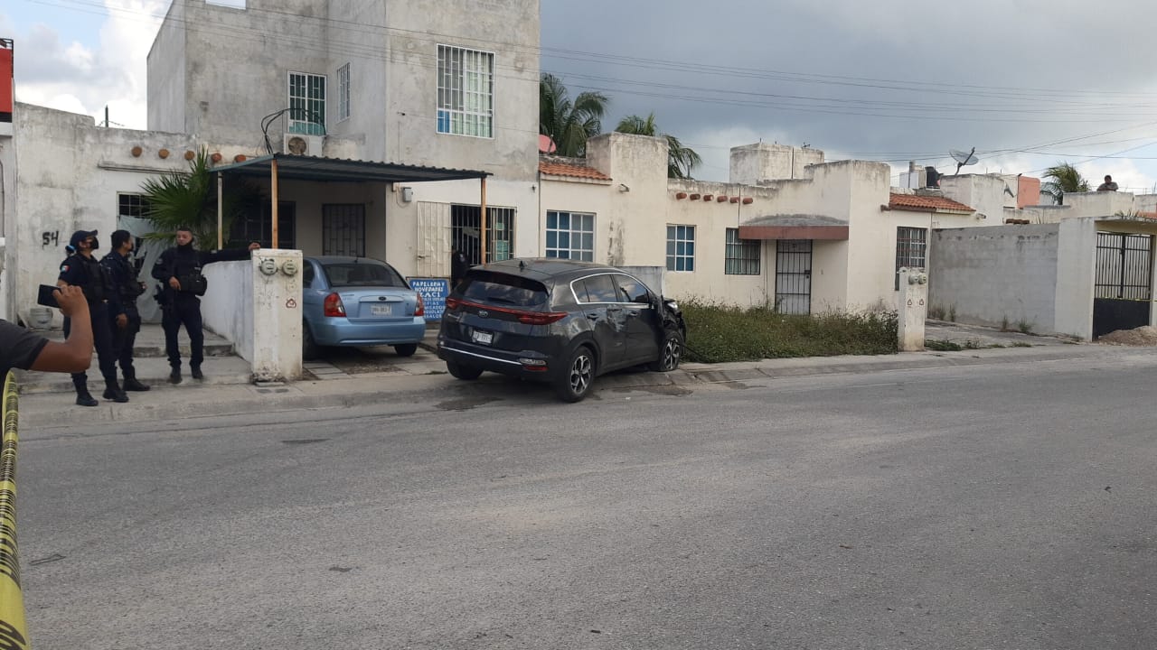 Roban camioneta en la Yaxchilán y terminan chocando en Villas del Mar II; dos delincuentes lograron darse a la fuga.