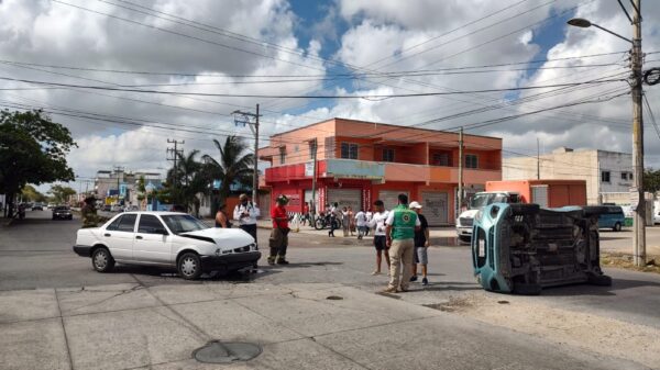 Aparatoso choque y volcadura en la Región 510 de Cancún.