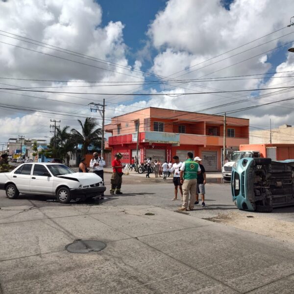 Aparatoso choque y volcadura en la Región 510 de Cancún.