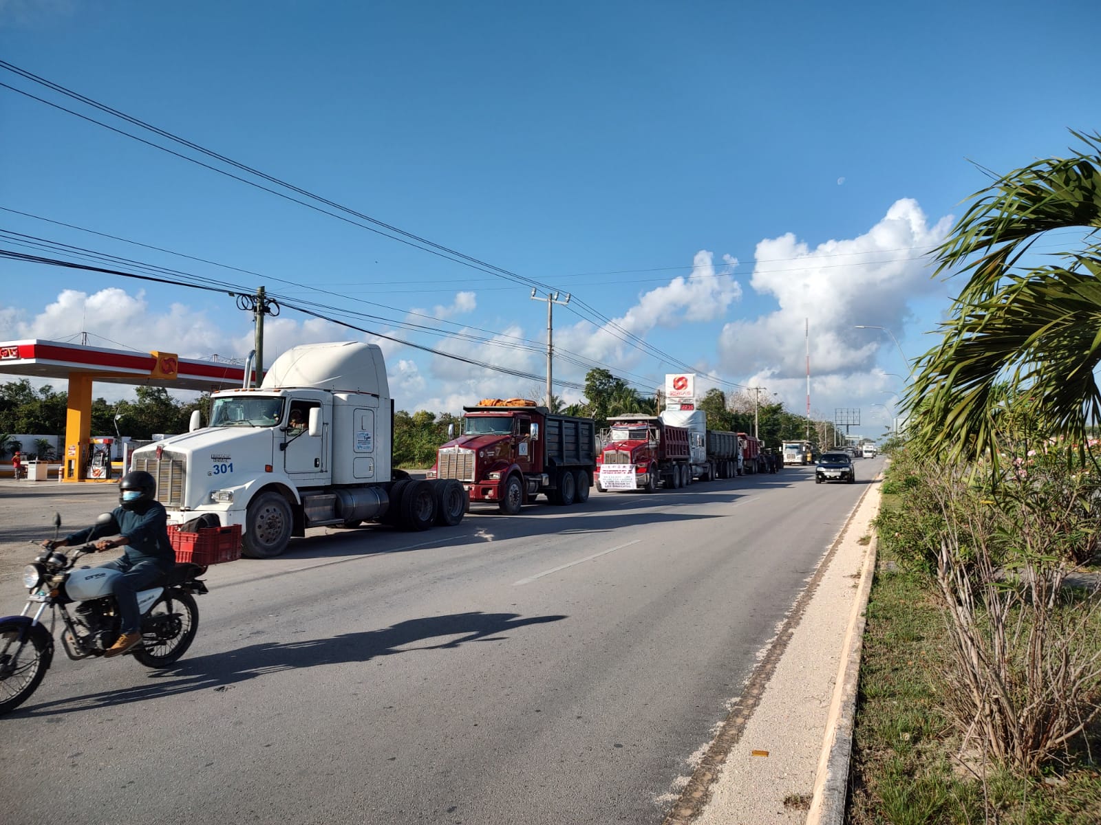 Inicia movilización de volqueteros en Cancún; parte del filtro policiaco de la salida a Mérida con rumbo al bulevar Colosio.