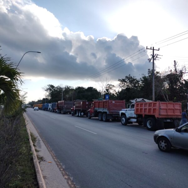 Inicia movilización de volqueteros en Cancún.