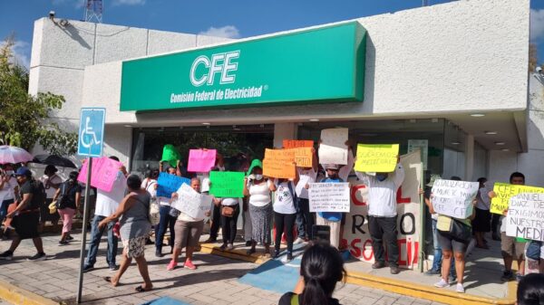 Vecinos de colonias irregulares protestas ante la CFE de la Región 96 (VIDEO).