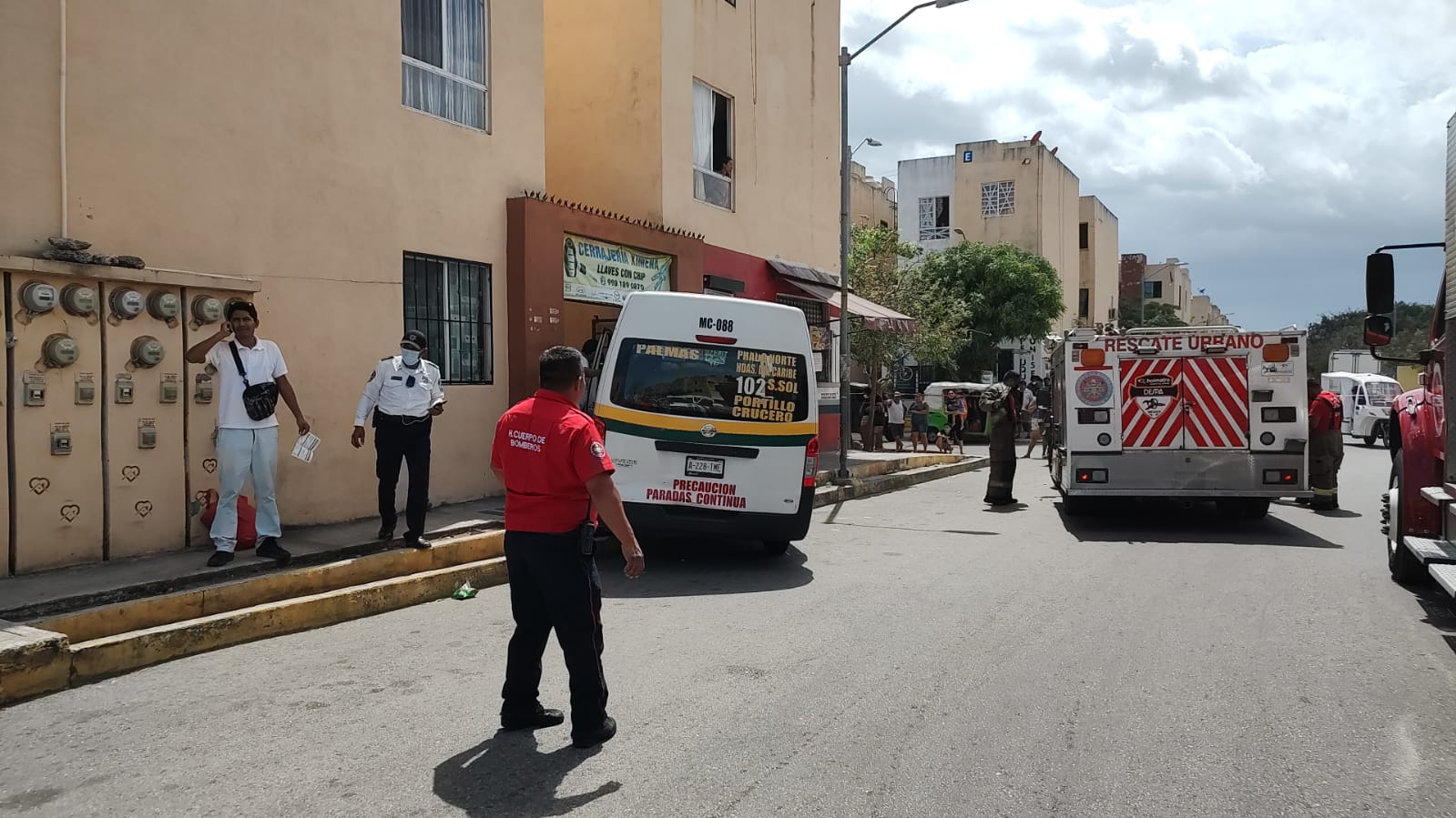 Choca combi de pasajeros de Cancún contra un edifico en Paseos del Mar (VIDEO); el chofer quedó prensado de las piernas y fue rescatado.