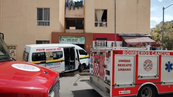 Choca combi de pasajeros de Cancún contra un edifico en Paseos del Mar (VIDEO).