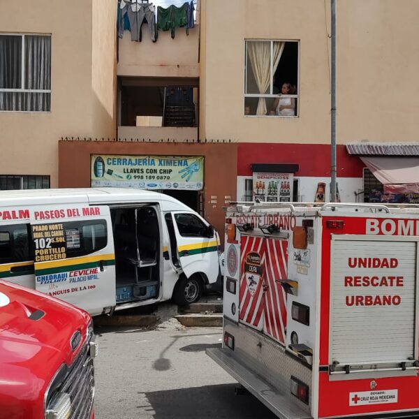 Choca combi de pasajeros de Cancún contra un edifico en Paseos del Mar (VIDEO).