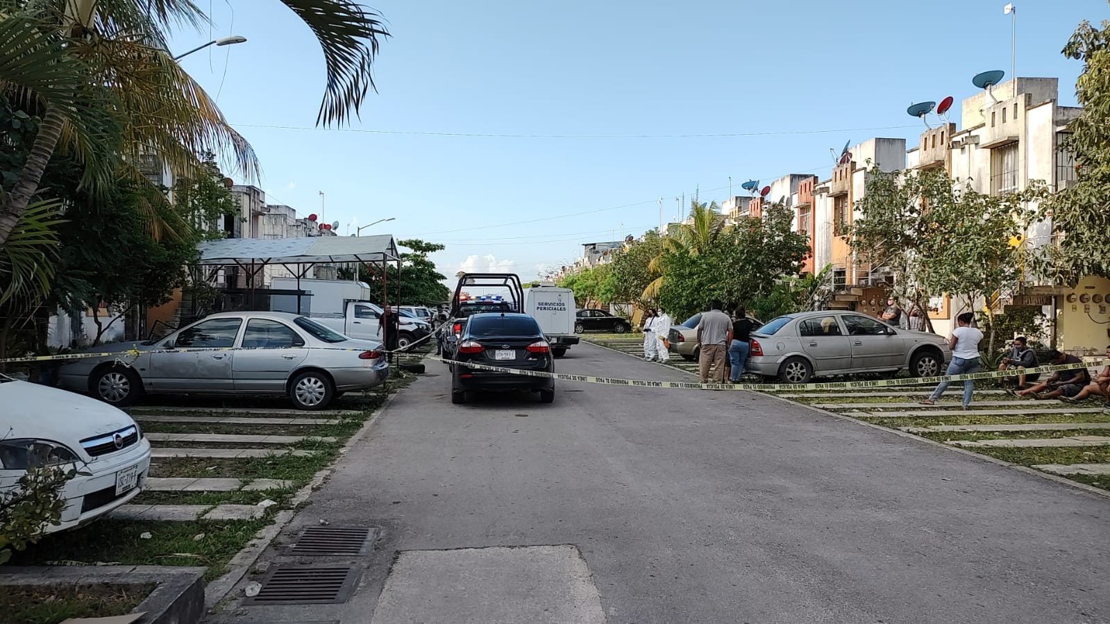 Cancún: Hallan a una persona sin vida en el fraccionamiento Ciudad Natura (VIDEO); al parecer la víctima cayó desde un segundo piso.