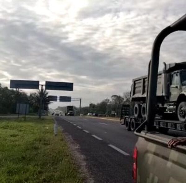 Convoy de ingenieros militares parte rumbo Tulum.