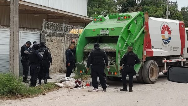Hallan paquete con presunta droga en un camión de recoja de basura (VIDEO).