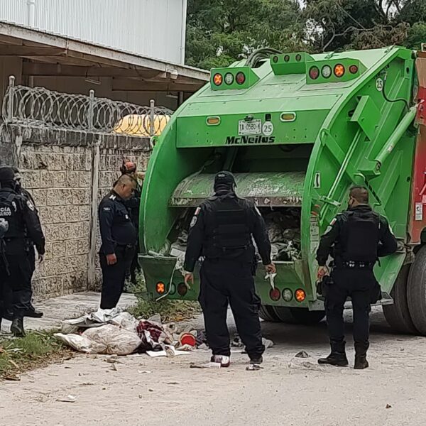 Hallan paquete con presunta droga en un camión de recoja de basura (VIDEO).