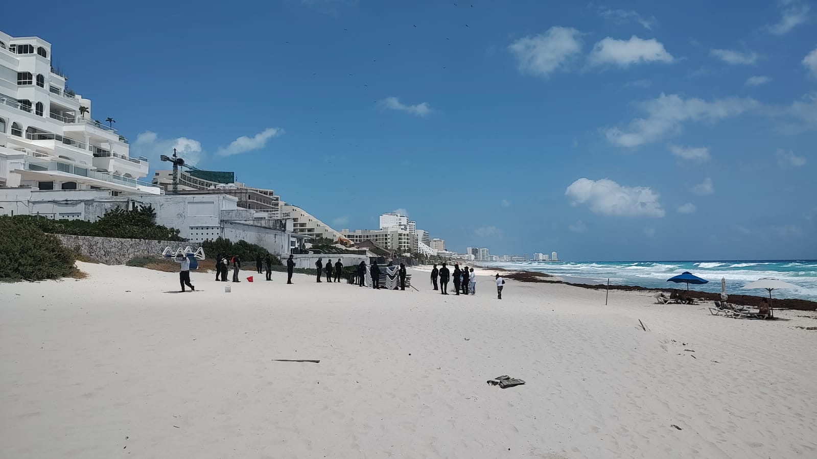 Retiran camastros ilegales en playa Marlín de Cancún (VIDEO); autoridades llevaron a cabo un operativo de desalojo en la Zona Hotelera.
