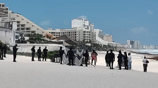 Retiran camastros ilegales en playa Marlín de Cancún (VIDEO).