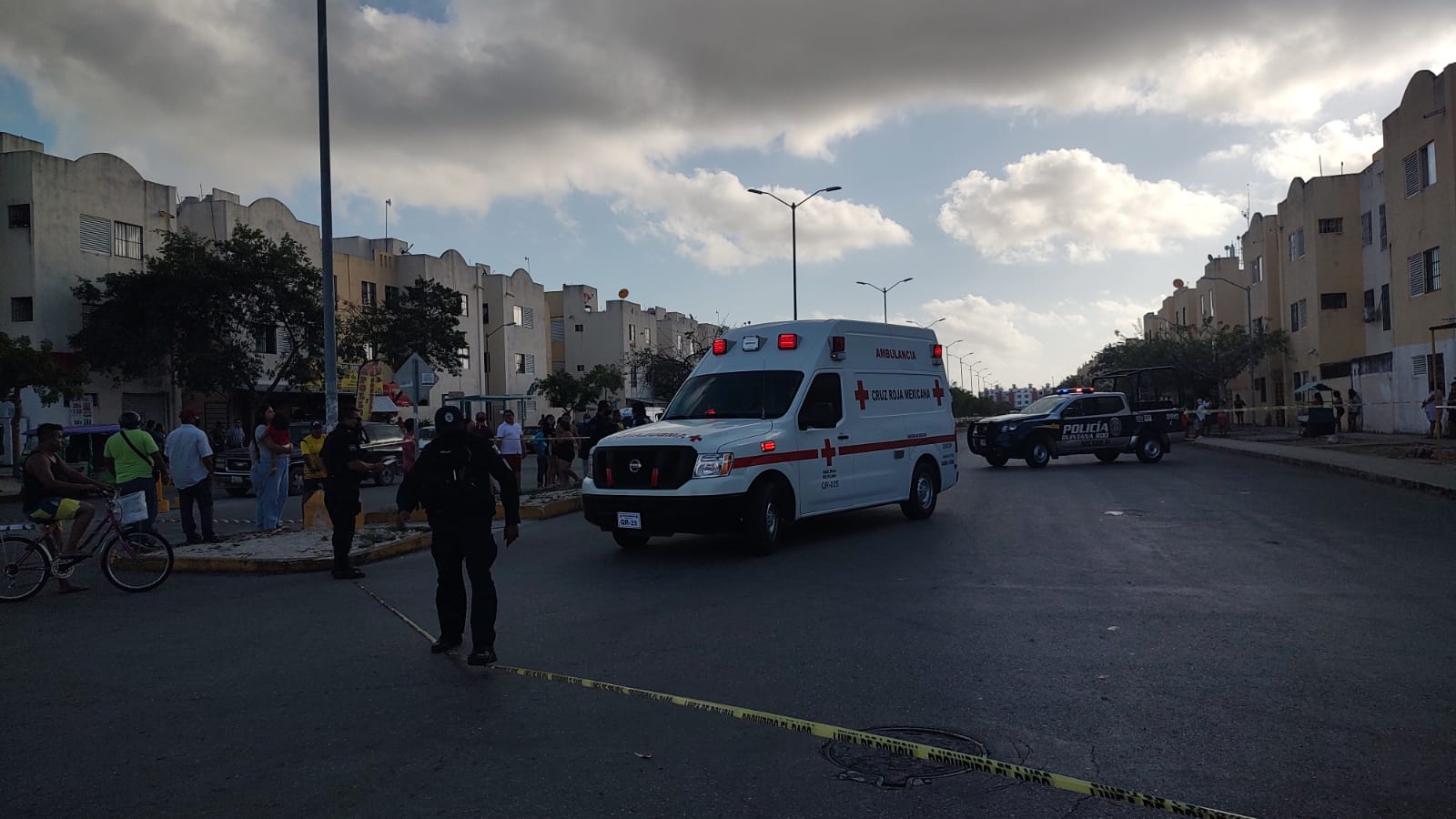 Balean a un sujeto en el fraccionamiento Paseos del Mar en Cancún; sicarios en moto intentaron ejecutar a un hombre esta mañana.