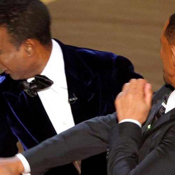 Will Smith se disculpa con Chris Rock por haberlo golpeado