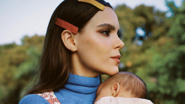 Yuya enloquece a sus seguidores por mostrar la cara de su bebé