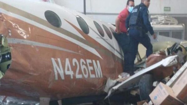 Avioneta se estrella en un supermercado en Morelos