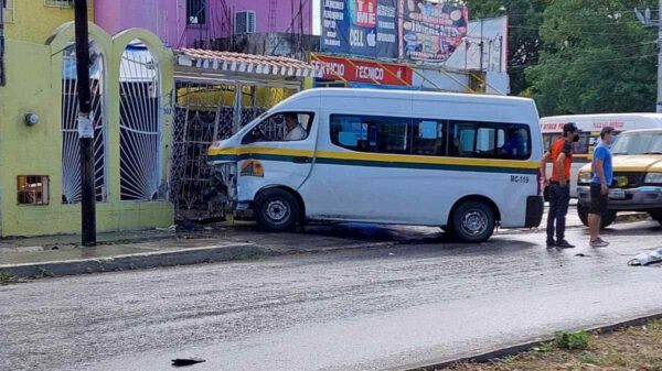 Encontronazo de combis en la Kabah y Ruta 4 de Cancún (VIDEO).