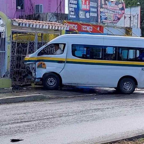 Encontronazo de combis en la Kabah y Ruta 4 de Cancún (VIDEO).