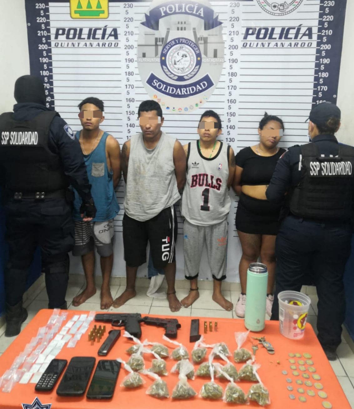 Detienen a narcobanda en Villas del Sol de Playa del Carmen; tres hombres y una mujer tenían en su poder armas y drogas.