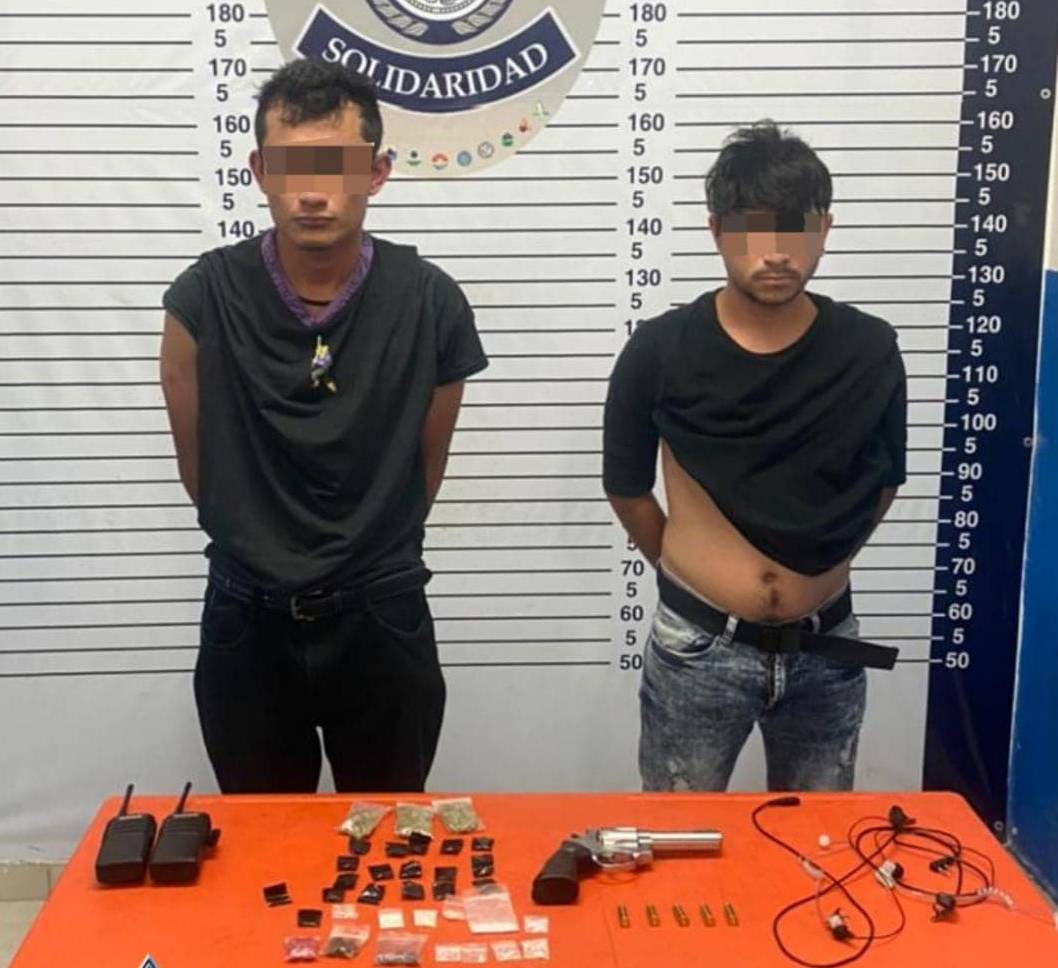 Detienen a dos narcomenudistas en la Quinta Avenida; le decomisaron diversas drogas, dos radios de comunicación y un arma de fuego.