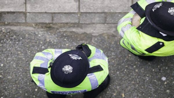 Revelan que policías catearon desnuda a niña afro-británica.