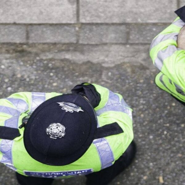 Revelan que policías catearon desnuda a niña afro-británica.