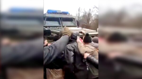 Video: Resistencia civil ucraniana detiene convoy militar ruso