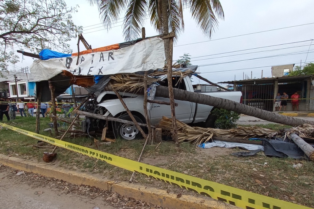 Tras una persecución ejecutan a un conductor en Tabasco; los sicarios aprovecharon que su víctima perdió el control de su camioneta y chocó.