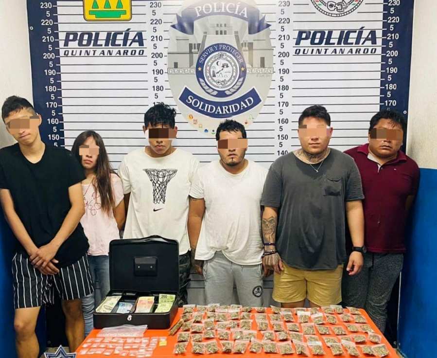 Caen ‘tiradores’ con más de 100 dosis de droga en Playa del Carmen; operaban en un bar de la Quinta Avenida y fueron denunciados.